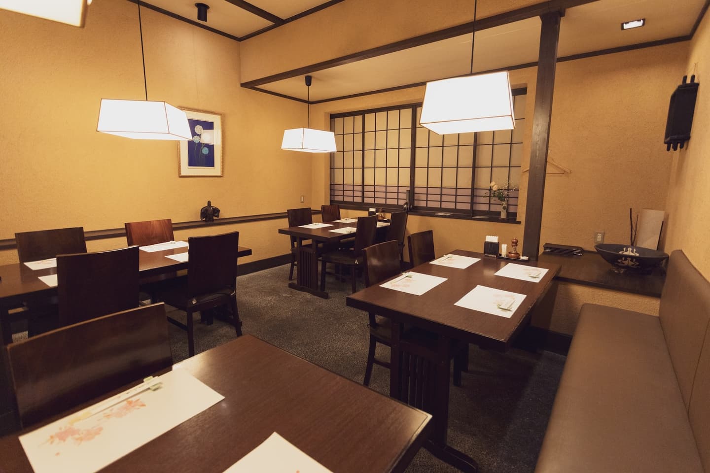 恵比寿亭1階テーブル席 落ち着いた雰囲気の洋風座席